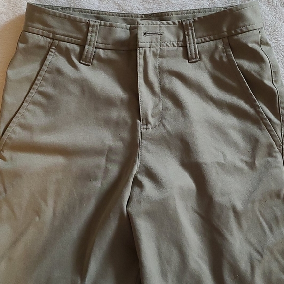 Under Armour Khaki Shorts Size 12 - Picture 2 of 6